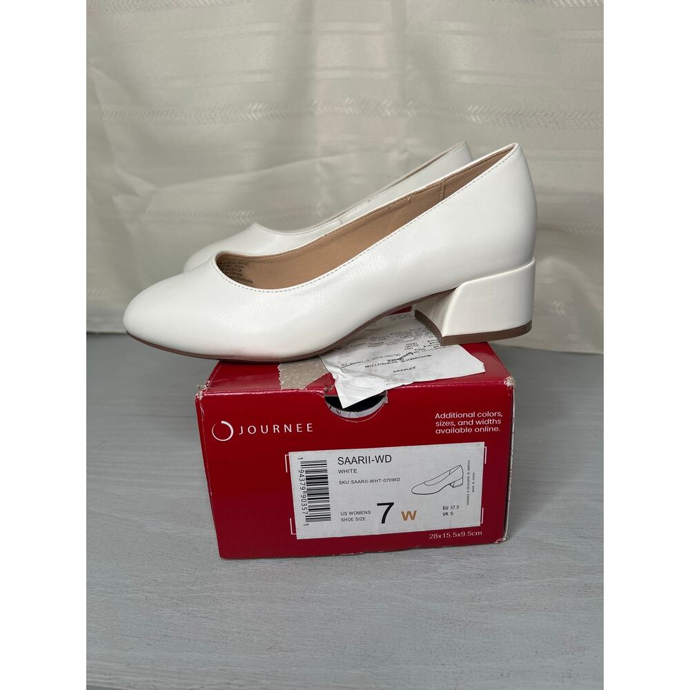 Journee Collection Saarii Round Toe Block Heel Pumps White Size 7 Wide - Picture 4 of 14